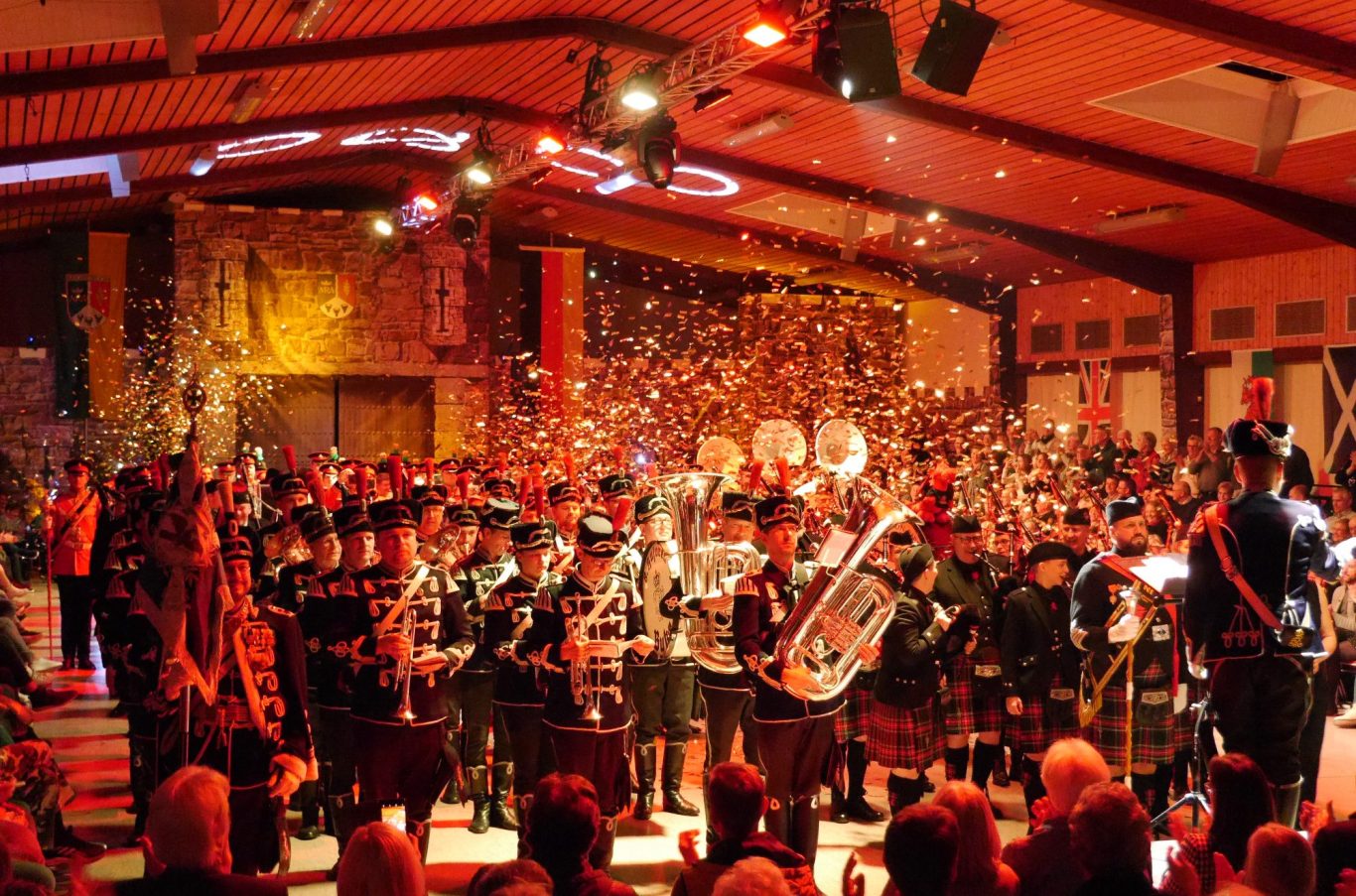 Finale des Military Tattoos Marienloh 2023 Szene aus dem Finale des Military Tattoos Marienloh 2023 mit Konfettiregen.