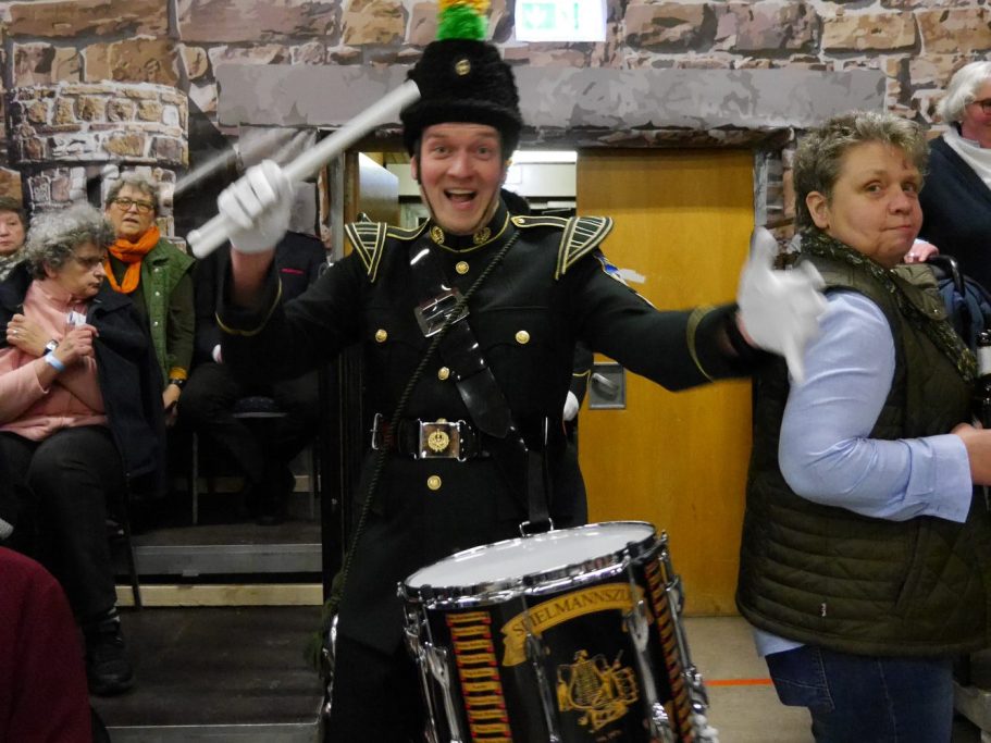 Trommler der Zeremonietruppe Marienloh Ein Trommler der Zeremonietruppe Marienloh winkt mit einem Trommelstock.