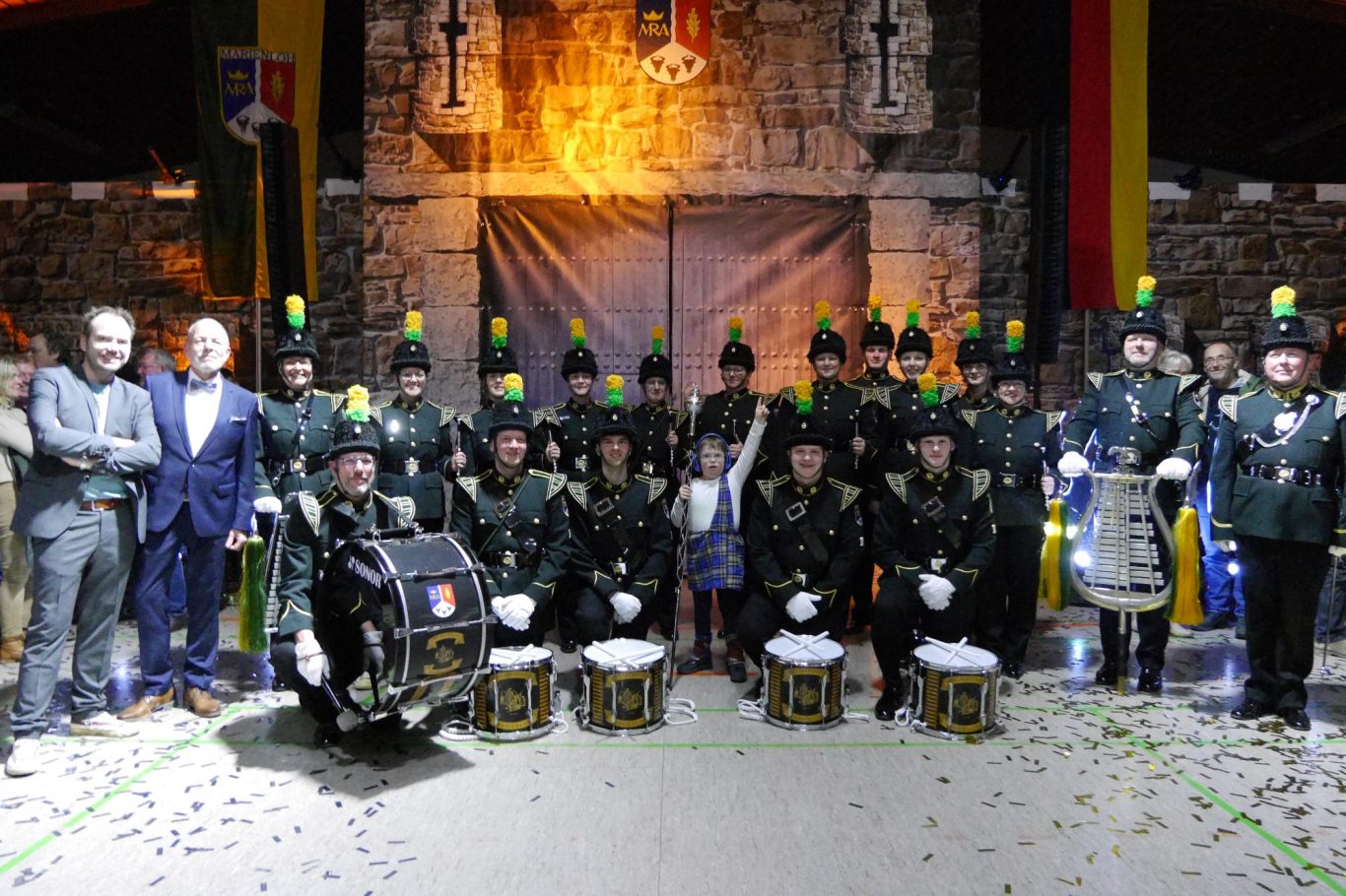 Gruppenfoto Zeremonietruppe Marienloh Gruppenfoto der Zeremonietruppe Marienloh mit Moderatoren vor der Burgkulisse.